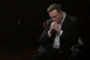 梦解大全特斯拉股价收涨超3%：特朗普无意沟通，马斯克父亲劝儿子低头